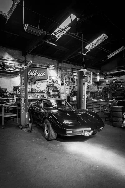 Egy Régi Fekete Corvette Áll Egy Műhelyben — Stock Fotó