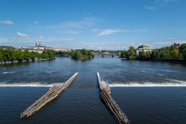 Prag 'daki Moldova nehri güzel bir havada. 