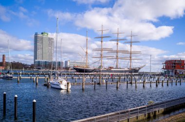 Luebeck-Travemuende limanında eski yelkenli gemisi Passat ile