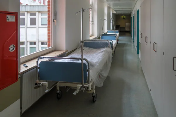 手术室走廊上停着空空的病床 — 图库照片