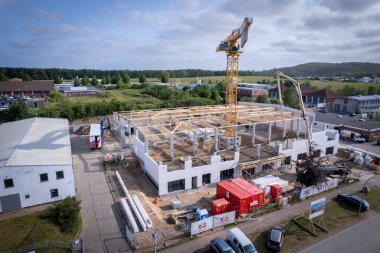 Fabrika inşaatı yapılan bir inşaat alanının insansız hava aracı görüntüsü.