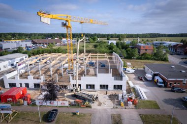 Fabrika inşaatı yapılan bir inşaat alanının insansız hava aracı görüntüsü.