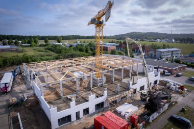 Fabrika inşaatı yapılan bir inşaat alanının insansız hava aracı görüntüsü.