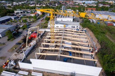 Fabrika inşaatı yapılan bir inşaat alanının insansız hava aracı görüntüsü.