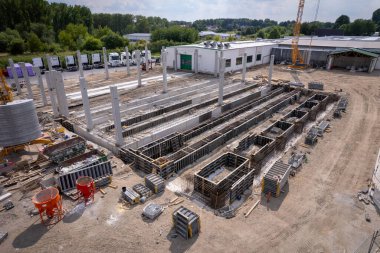 Bir inşaat sahasına büyük bir fabrika inşaatı için beton sütunlar inşa edilir.