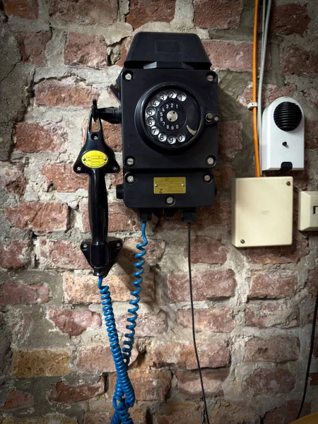Sulla Parete Appende Vecchio Telefono Quadrante — Foto Stock