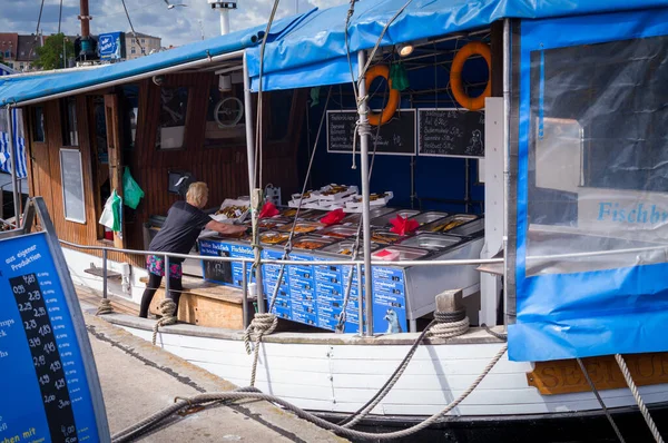 Geräucherter Fisch Wird Auf Einem Fischerboot Verkauft — Stockfoto