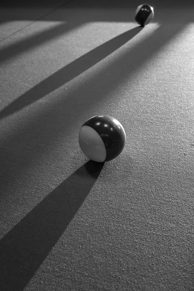 Une Boule Billard Repose Sur Une Table Billard — Photo