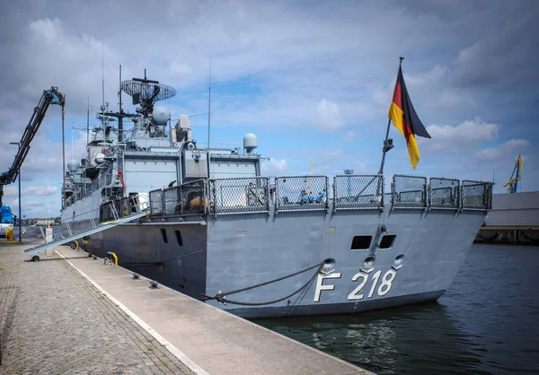 ドイツ海軍のフリゲートMecklenburg VorpommernはWismarの港に位置しています — ストック写真