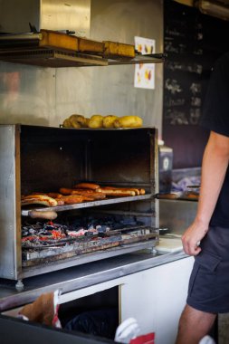 Lezzetli sosisler kömür ızgarasında hazırlanır.