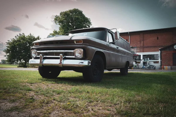 Старий Коричневий Chevrolet Oldtimer Стоїть Подвір — стокове фото