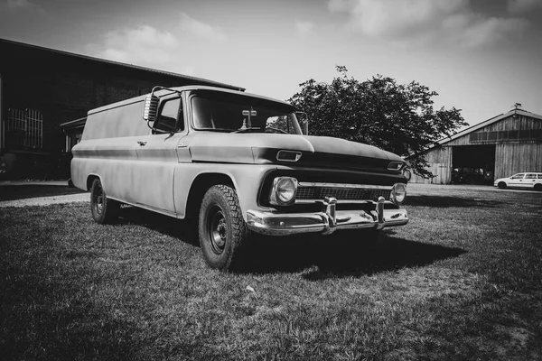 Old Brown Chevrolet Oldtimer Stands Yard — Stock Photo, Image