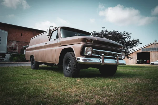 Een Oude Bruine Chevrolet Oldtimer Staat Een Erf — Stockfoto