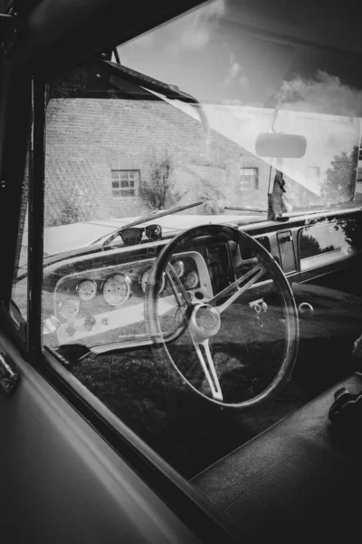 Старый Коричневый Chevrolet Oldtimer Стоит Дворе — стоковое фото
