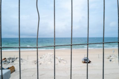 Sahil çitlerin arkasında.