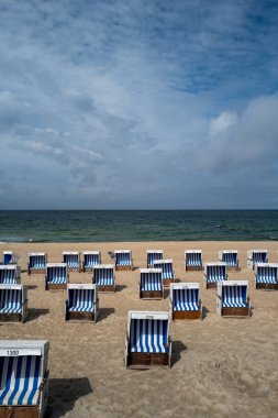 Batılı sahilde, Sylt. Bir sürü plaj sandalyesi var.