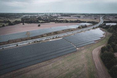 Mecklenburg-Batı Pomerania 'daki A20 otoyolunun yanında büyük bir güneş parkı bulunuyor. 