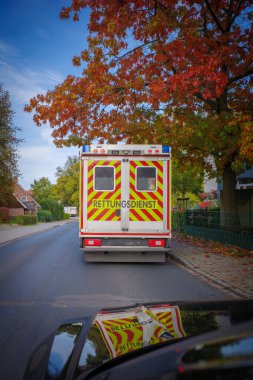 Yolda bir ambulansı bir operasyona götürüyor.