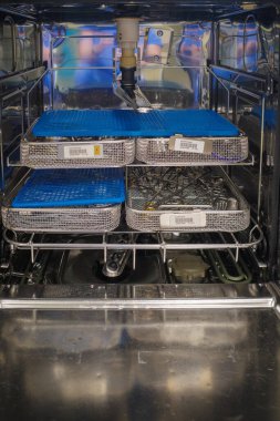 Çamaşır makinesinde cerrahi aletler kullanılıyor.