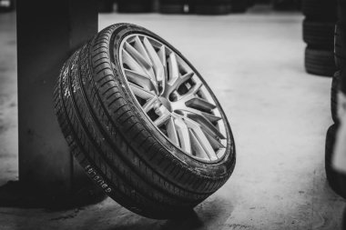 Bir araba tamirhanesinde direksiyon bir sütuna dayanır.