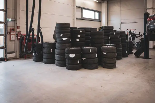 There are a number of winter wheels in a garage that need changing