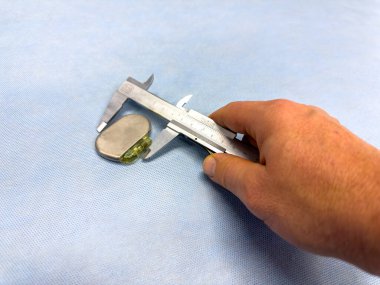 Bir kalp pili bir ölçü göstergesi ile ölçülür