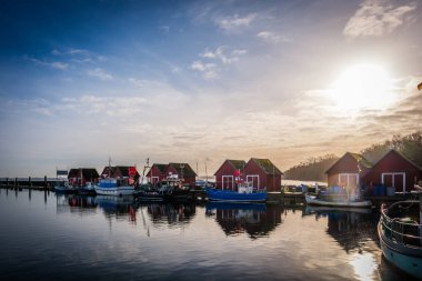 Boltenhagen limanına demirlemiş çeşitli küçük balıkçı tekneleri.