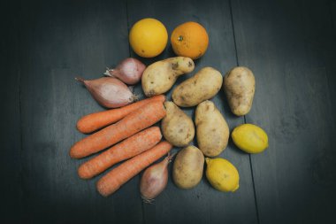 Masada çeşitli sebzeler ve meyveler var.