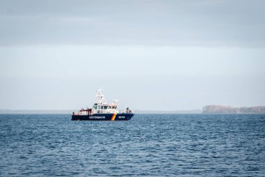 Wohlenberger Wieck 'te bir sahil güvenlik teknesi yüzüyor.