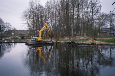 Yüzen bir eşeleyici ile bir göl taranır.