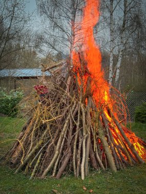 Çayırda Paskalya yangını var.