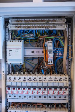 Bir elektrikçi sigorta kutusunda çalışır.