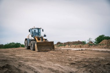 İnşaat alanında büyük bir kazıcı var.