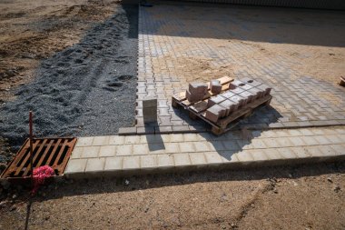 Salonun önündeki bir meydan kaldırım taşlarıyla kaplıdır.