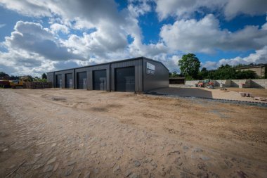 Salonun önündeki bir meydan kaldırım taşlarıyla kaplıdır.