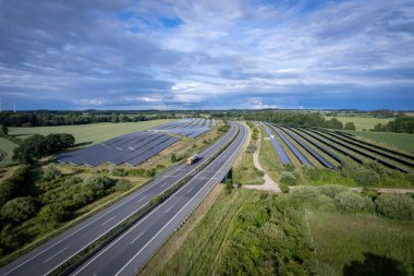 A20 karayolunun hemen yanında elektrik üretmek için geniş bir açık alan fotovoltaik sistemi bulunmaktadır.