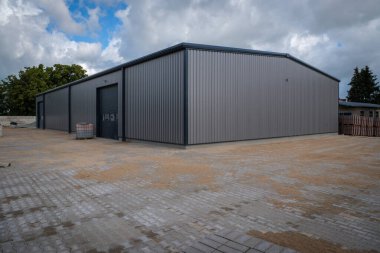 Salonun önündeki bir meydan kaldırım taşlarıyla kaplıdır.