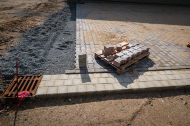 Salonun önündeki bir meydan kaldırım taşlarıyla kaplıdır.