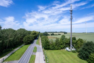 5G radyo direği yeşil doğanın ortasında duruyor.