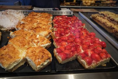 Taze, lezzetli pasta bir pastanede sergileniyor.