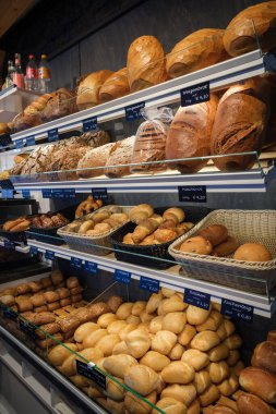 Fırında çok çeşitli taze ekmek sergileniyor.