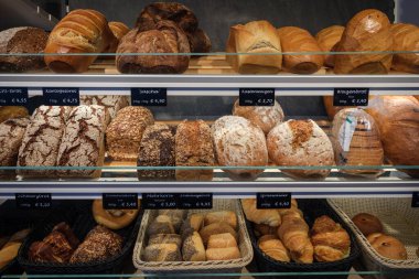 Fırında çok çeşitli taze ekmek sergileniyor.