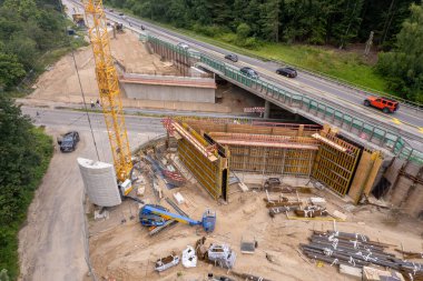 Otoyolun yanına yeni bir otoyol köprüsü inşa ediliyor.