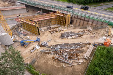 Otoyolun yanına yeni bir otoyol köprüsü inşa ediliyor.