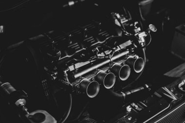 Bir VW Golf 'ün motor bölmesi ayarlı bir motor içerir.