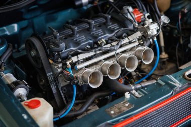 Bir VW Golf 'ün motor bölmesi ayarlı bir motor içerir.