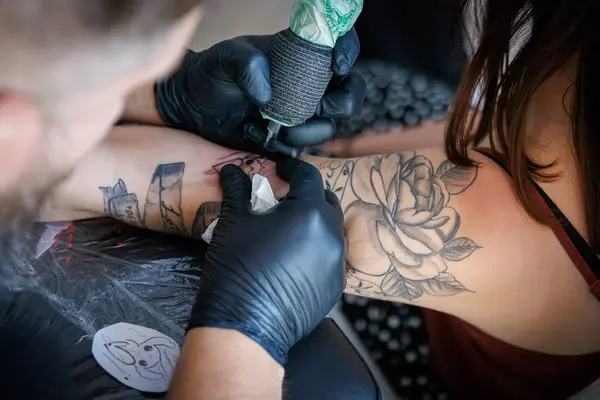 Bir koluna yeni bir dövme kazınmış.