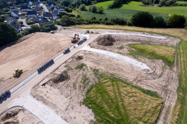 Yollar ve yollar yeni gelişen yerleşim alanlarına çoktan döşendi.