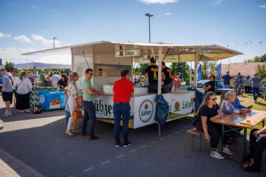 Markanın bir araba toplantısında, birçok eski araç ziyaretçiler tarafından sergilendi ve hayrete düşürüldü.