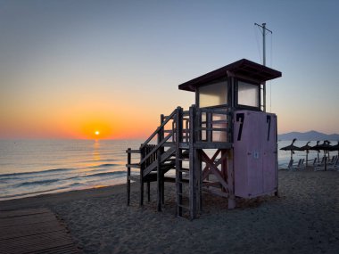 Gün doğumunda Mallorca 'daki Alcudia körfezindeki sahil.